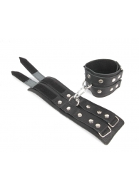 Черные широкие кожаные наручники с заклепками на карабине - Notabu - купить с доставкой в Новосибирске