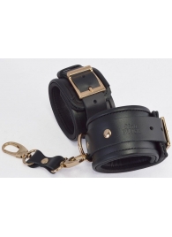 Черные кожаные наручники с золотистыми пряжками и карабином - Sitabella - купить с доставкой в Новосибирске
