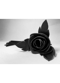 Черная замшевая плеть с лаковой розой в рукояти - 40 см. - БДСМ Арсенал - купить с доставкой в Новосибирске