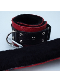 Красно-чёрные кожаные наручники с меховым подкладом - БДСМ Арсенал - купить с доставкой в Новосибирске