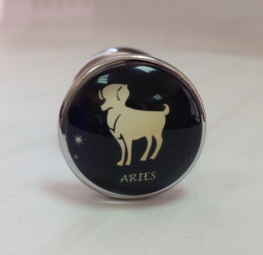 Серебристая анальная пробка со знаком зодиака - Овен - Главсексмаг - купить с доставкой в Новосибирске