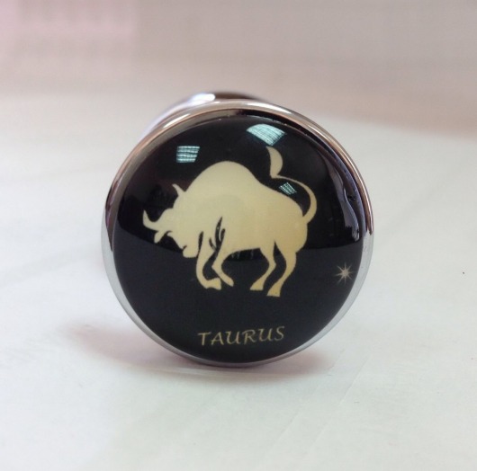 Серебристая анальная пробка со знаком зодиака - Телец - Главсексмаг - купить с доставкой в Новосибирске