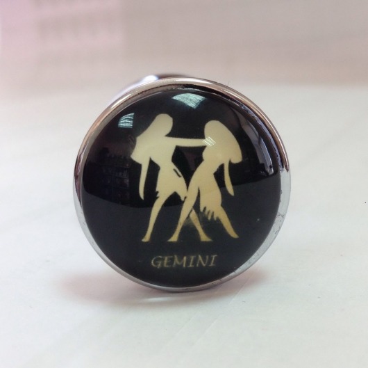 Серебристая анальная пробка со знаком зодиака - Близнецы - Главсексмаг - купить с доставкой в Новосибирске