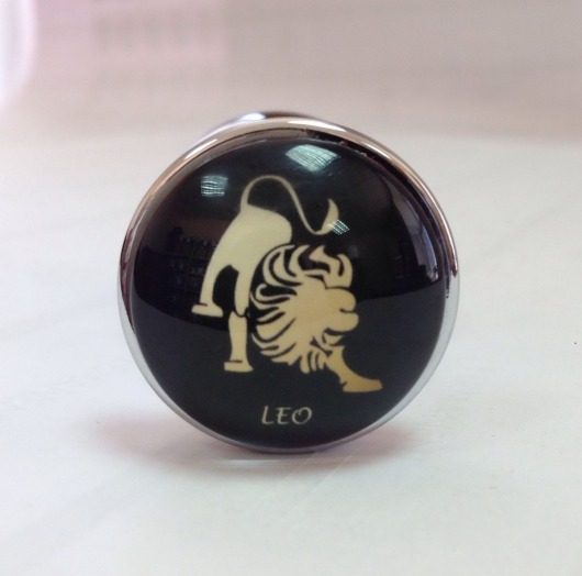 Серебристая анальная пробка со знаком зодиака - Лев - Главсексмаг - купить с доставкой в Новосибирске