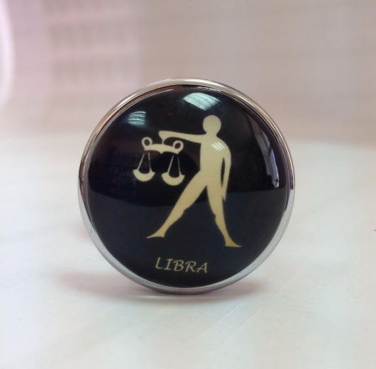 Серебристая анальная пробка со знаком зодиака - Весы - Главсексмаг - купить с доставкой в Новосибирске