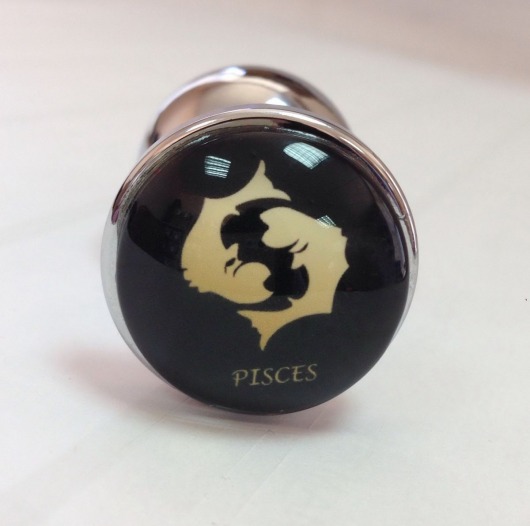 Серебристая анальная пробка со знаком зодиака - Рыбы - Главсексмаг - купить с доставкой в Новосибирске