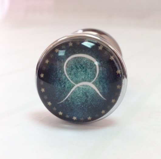 Серебристая анальная пробка с зеленым кристаллом и знаком зодиака - Телец - Главсексмаг - купить с доставкой в Новосибирске