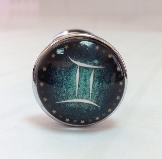 Серебристая анальная пробка с зеленым кристаллом и знаком зодиака - Близнецы - Главсексмаг - купить с доставкой в Новосибирске