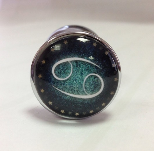 Серебристая анальная пробка с зеленым кристаллом и знаком зодиака - Рак - Главсексмаг - купить с доставкой в Новосибирске