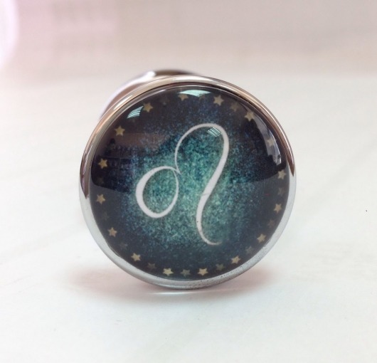 Серебристая анальная пробка с зеленым кристаллом и знаком зодиака - Лев - Главсексмаг - купить с доставкой в Новосибирске