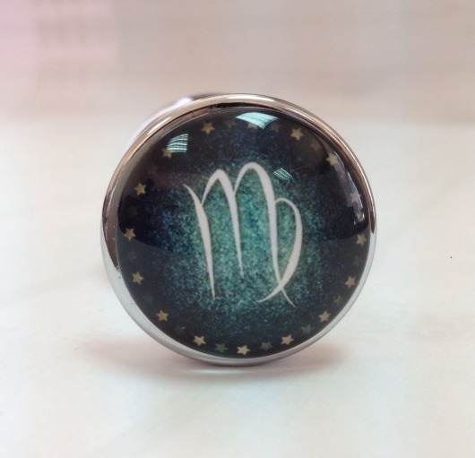 Серебристая анальная пробка с зеленым кристаллом и знаком зодиака - Дева - Главсексмаг - купить с доставкой в Новосибирске