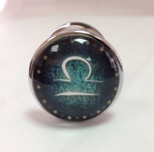 Серебристая анальная пробка с зеленым кристаллом и знаком зодиака - Весы - Главсексмаг - купить с доставкой в Новосибирске