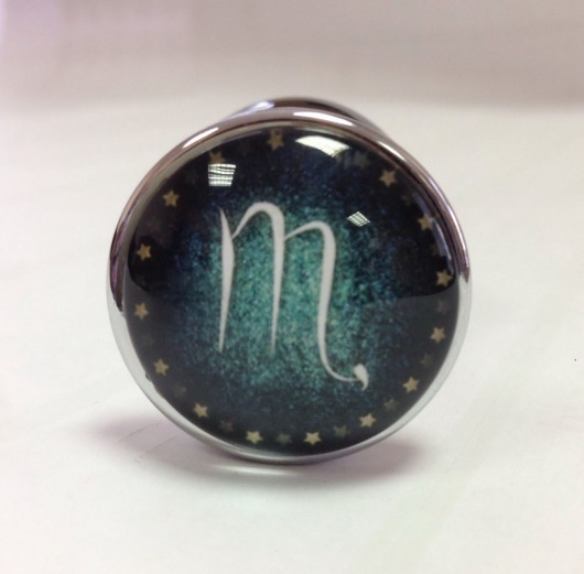 Серебристая анальная пробка с зеленым кристаллом и знаком зодиака - Скорпион - Главсексмаг - купить с доставкой в Новосибирске