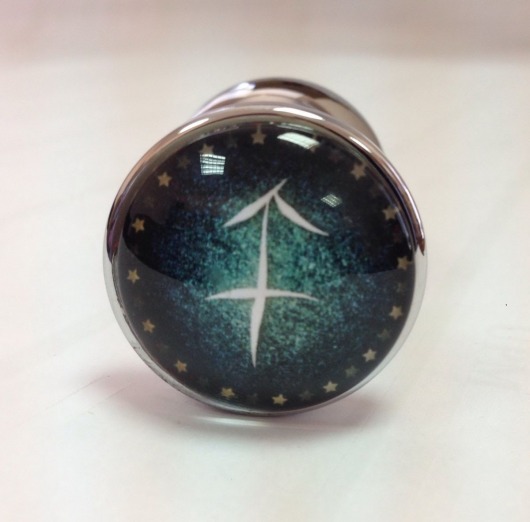 Серебристая анальная пробка с зеленым кристаллом и знаком зодиака - Стрелец - Главсексмаг - купить с доставкой в Новосибирске