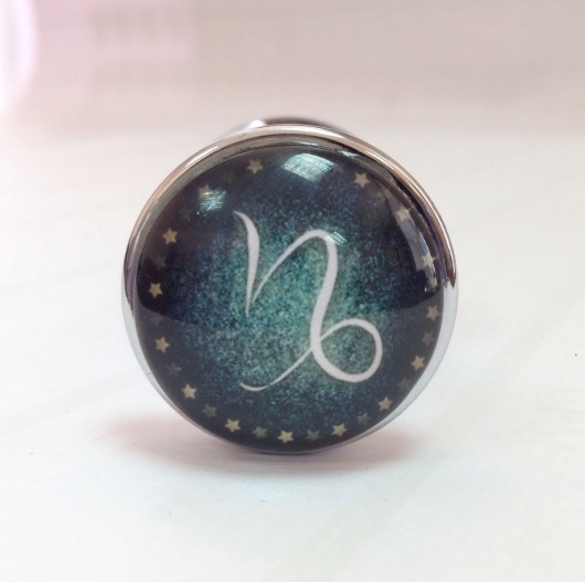 Серебристая анальная пробка с зеленым кристаллом и знаком зодиака - Козерог - Главсексмаг - купить с доставкой в Новосибирске