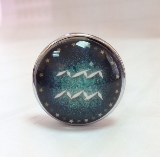 Серебристая анальная пробка с зеленым кристаллом и знаком зодиака - Водолей - Главсексмаг - купить с доставкой в Новосибирске