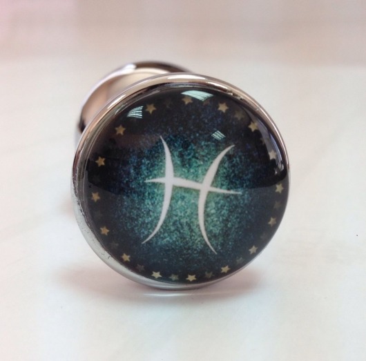 Серебристая анальная пробка с зеленым кристаллом и знаком зодиака - Рыбы - Главсексмаг - купить с доставкой в Новосибирске