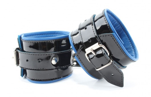 Чёрные лаковые наручники с синим подкладом - БДСМ Арсенал - купить с доставкой в Новосибирске