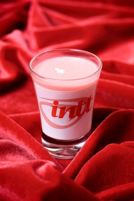 Массажная свеча для поцелуев Strawberry с ароматом клубники - 30 гр. - INTT - купить с доставкой в Новосибирске