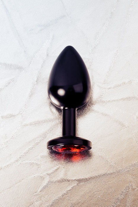 Черный анальный плаг с кристаллом красного цвета - 8,2 см. - ToyFa - купить с доставкой в Новосибирске
