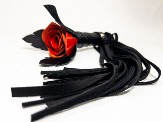 Черная замшевая плеть с красной лаковой розой в рукояти - 40 см. - БДСМ Арсенал - купить с доставкой в Новосибирске