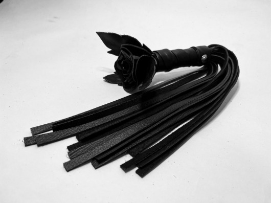 Черная кожаная плеть с лаковой розой в рукояти - 40 см. - БДСМ Арсенал - купить с доставкой в Новосибирске
