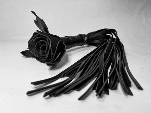 Черная кожаная плеть с розой в рукояти - 40 см. - БДСМ Арсенал - купить с доставкой в Новосибирске