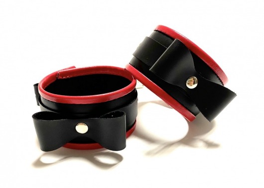 Черно-красные наручники с бантиками из эко-кожи - БДСМ Арсенал - купить с доставкой в Новосибирске