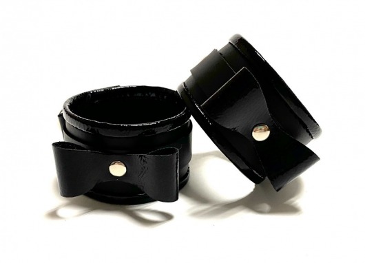 Черные наручники с бантиками из эко-кожи - БДСМ Арсенал - купить с доставкой в Новосибирске