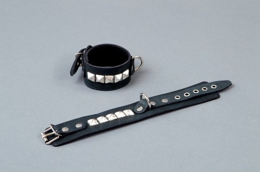 Чёрные кожаные наручники с металлическими квадропуклями - Подиум - купить с доставкой в Новосибирске