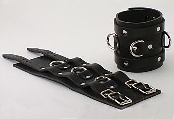 Чёрные не подшитые широкие наручник с 3 D-кольцами - Beastly - купить с доставкой в Новосибирске