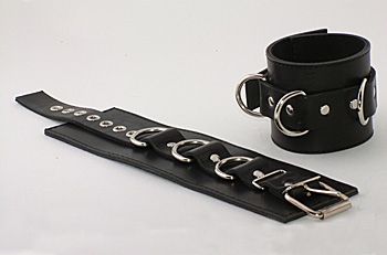 Подшитые чёрные наручники с пряжкой и 3 сварными D-кольцами - Beastly - купить с доставкой в Новосибирске