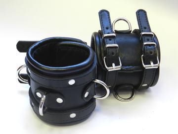 Широкие обернутые наручники из чёрной кожи - Beastly - купить с доставкой в Новосибирске