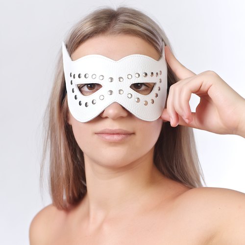 Белая маска на глаза с разрезами и заклепками - Sitabella - купить с доставкой в Новосибирске