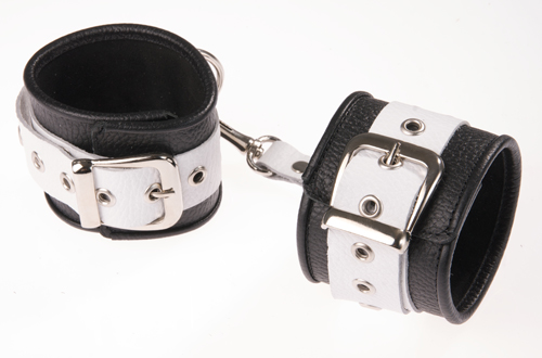 Чёрно-белые кожаные наручники с ремешком с двумя карабинами - Sitabella - купить с доставкой в Новосибирске