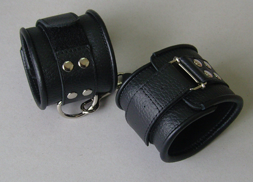 Чёрные кожаные наручники с ремешком с двумя карабинами - Sitabella - купить с доставкой в Новосибирске