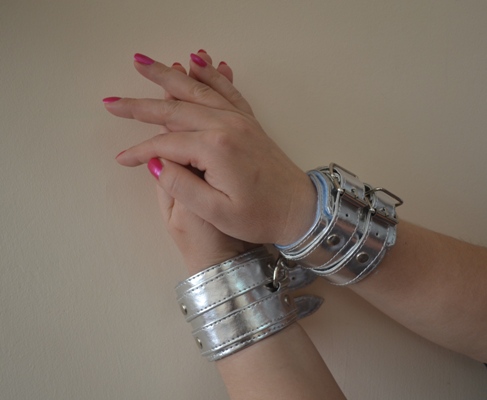 Серебристые наручники с коротким ремешком и никелированной фурнитурой - Sitabella - купить с доставкой в Новосибирске