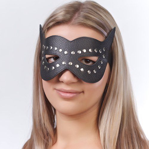 Чёрная кожаная маска с клёпками и прорезями для глаз - Sitabella - купить с доставкой в Новосибирске
