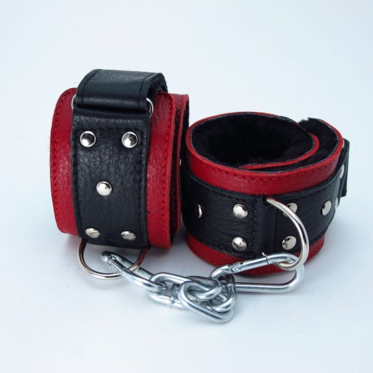 Красно-чёрные кожаные наручники с меховым подкладом - БДСМ Арсенал - купить с доставкой в Новосибирске