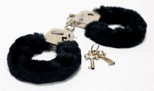 Меховые черные наручники с ключами - Toy Joy - купить с доставкой в Новосибирске