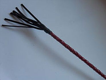 Плетеный короткий красный стек с наконечником в виде длинной кисточки - 70 см. - Подиум - купить с доставкой в Новосибирске