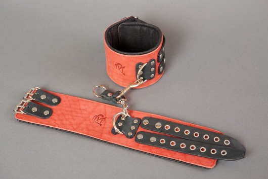 Широкие красные наручники из кожи на чёрных ремешках - Подиум - купить с доставкой в Новосибирске