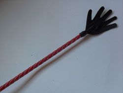 Короткий красный плетеный стек с наконечником-ладошкой - 70 см. - Подиум - купить с доставкой в Новосибирске