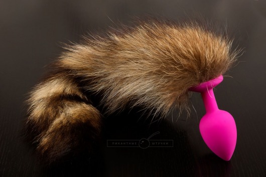 Розовая силиконовая анальная пробка с хвостом енота - 6 см. - Пикантные штучки - купить с доставкой в Новосибирске