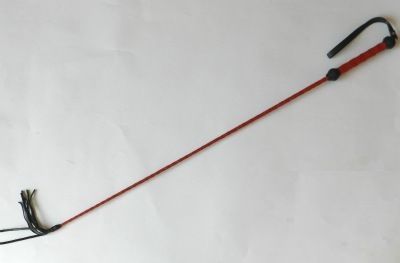 Плетеный длинный красный лаковый стек с наконечником-кисточкой - 85 см. - Подиум - купить с доставкой в Новосибирске