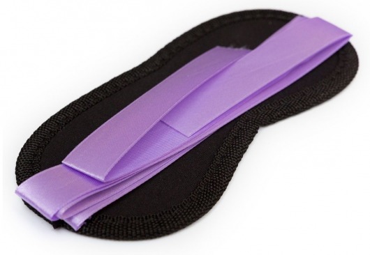 Чёрная маска на глаза Purple Black с фиолетовыми завязками - Пикантные штучки - купить с доставкой в Новосибирске