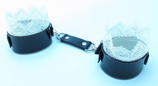 Изысканные чёрные наручники с белым кружевом - БДСМ Арсенал - купить с доставкой в Новосибирске