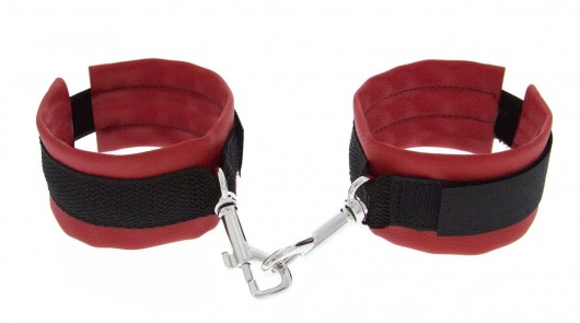 Красно-чёрные полиуретановые наручники Luxurious Handcuffs - Blush Novelties - купить с доставкой в Новосибирске