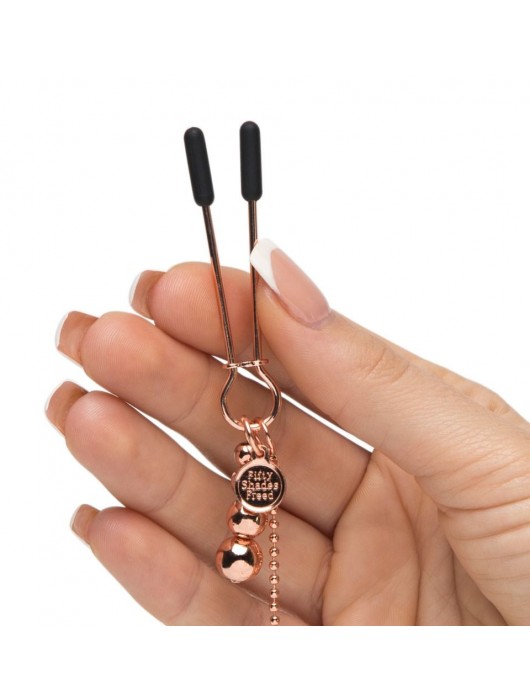 Золотистые зажимы для сосков и клитора All Sensation Nipple and Clitoral Chain - Fifty Shades of Grey - купить с доставкой в Новосибирске