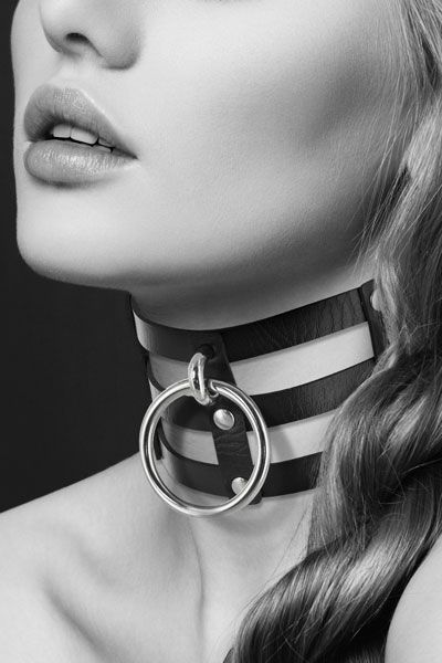 Чёрный тройной чокер с большим кольцом - Bijoux Pour Toi - купить с доставкой в Новосибирске